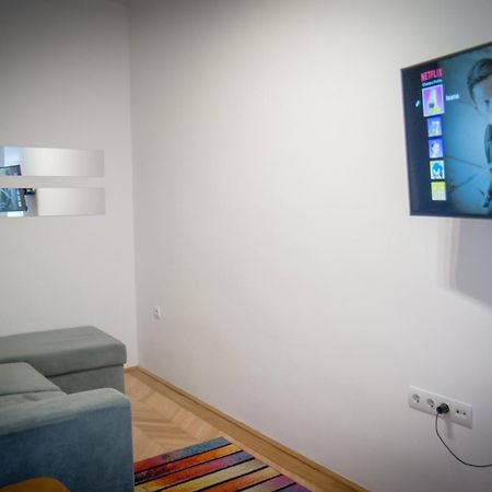 Lovely Central Apartment With Free Parking, Koezponthoz Koezeli 3 Szobas Lakas Gyor Bagian luar foto