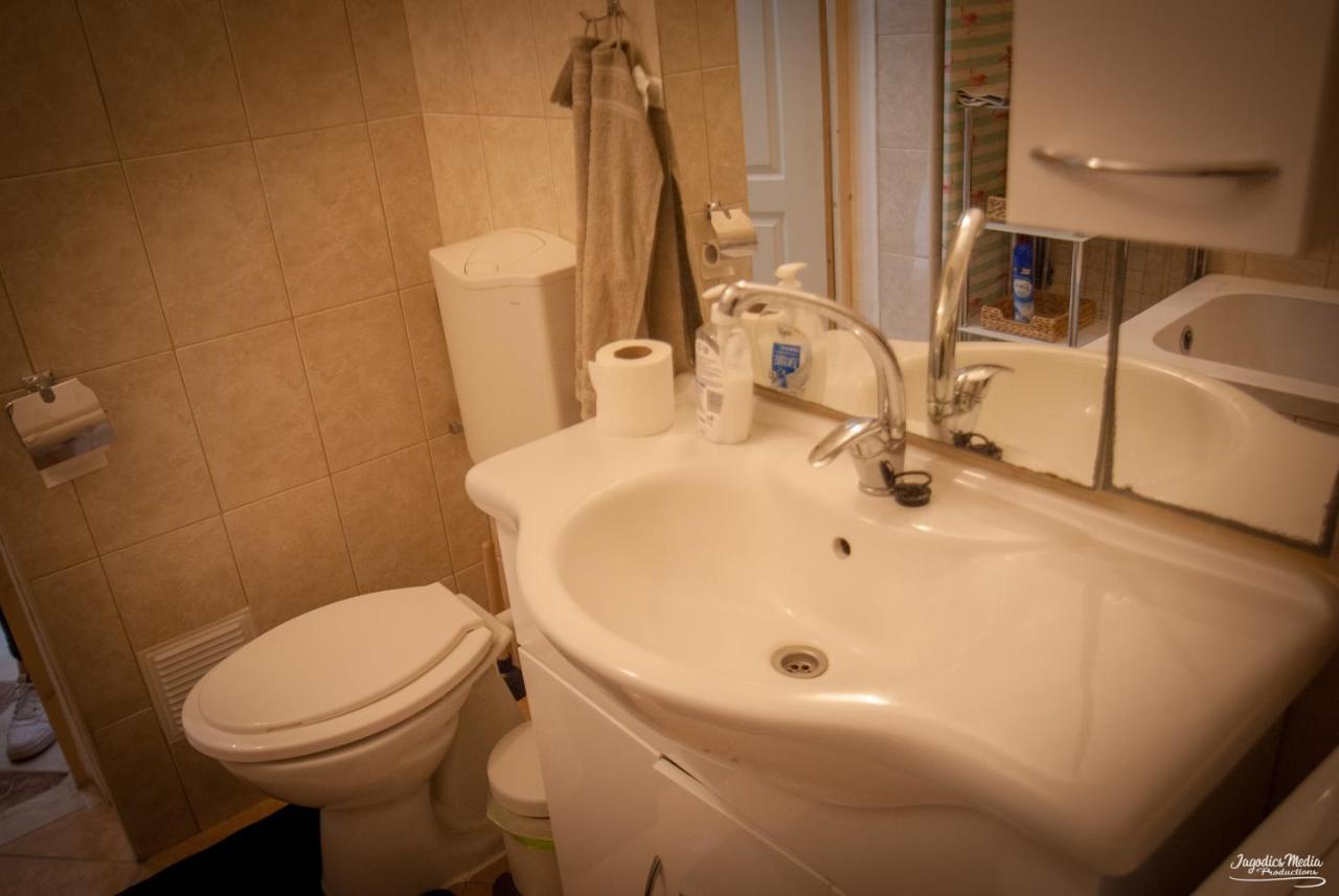 Lovely Central Apartment With Free Parking, Koezponthoz Koezeli 3 Szobas Lakas Gyor Bagian luar foto