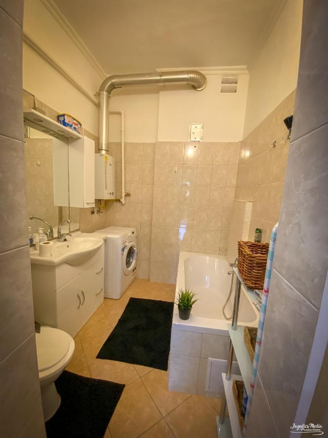 Lovely Central Apartment With Free Parking, Koezponthoz Koezeli 3 Szobas Lakas Gyor Bagian luar foto