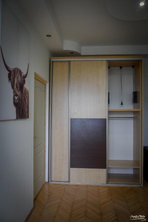 Lovely Central Apartment With Free Parking, Koezponthoz Koezeli 3 Szobas Lakas Gyor Bagian luar foto