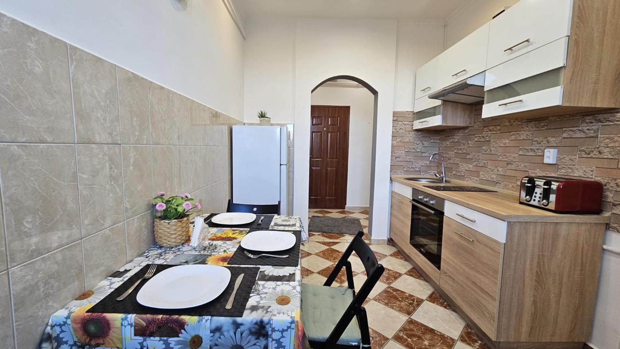 Lovely Central Apartment With Free Parking, Koezponthoz Koezeli 3 Szobas Lakas Gyor Bagian luar foto