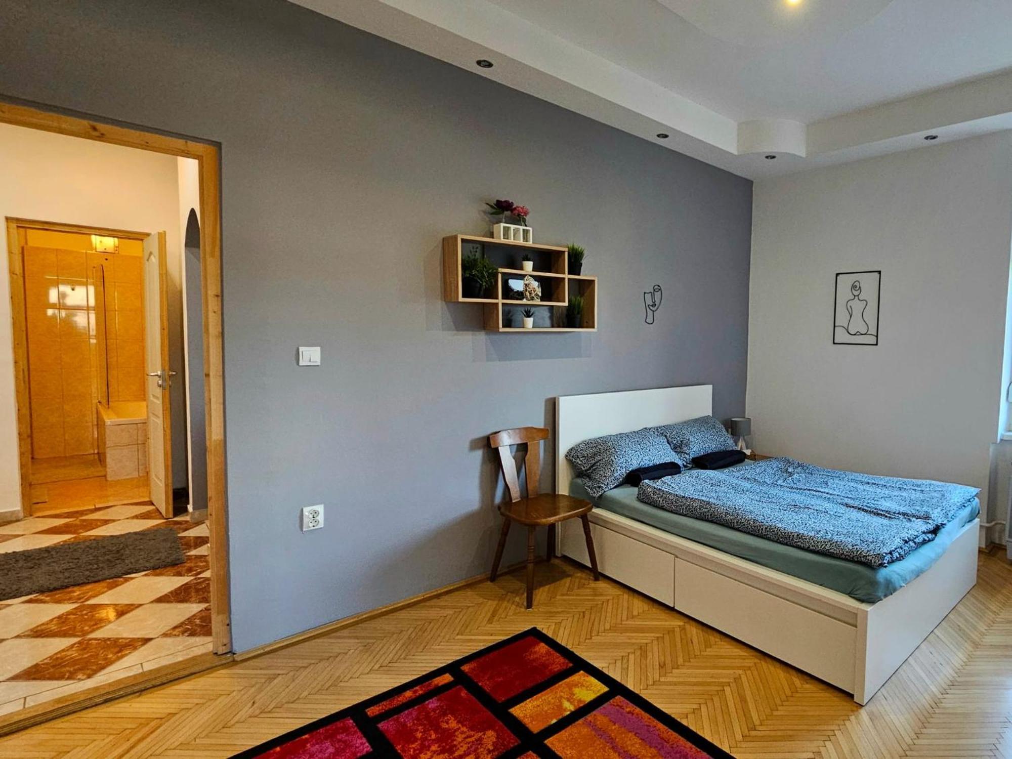 Lovely Central Apartment With Free Parking, Koezponthoz Koezeli 3 Szobas Lakas Gyor Bagian luar foto