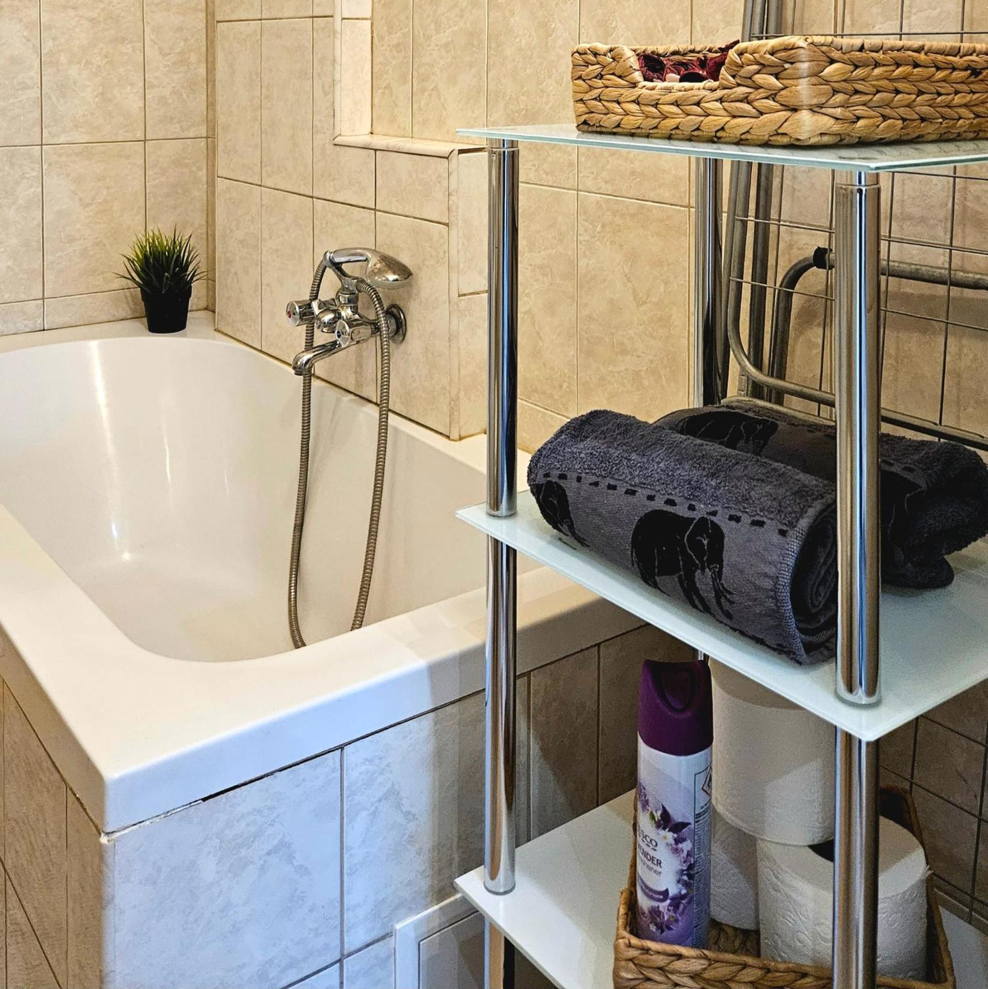 Lovely Central Apartment With Free Parking, Koezponthoz Koezeli 3 Szobas Lakas Gyor Bagian luar foto