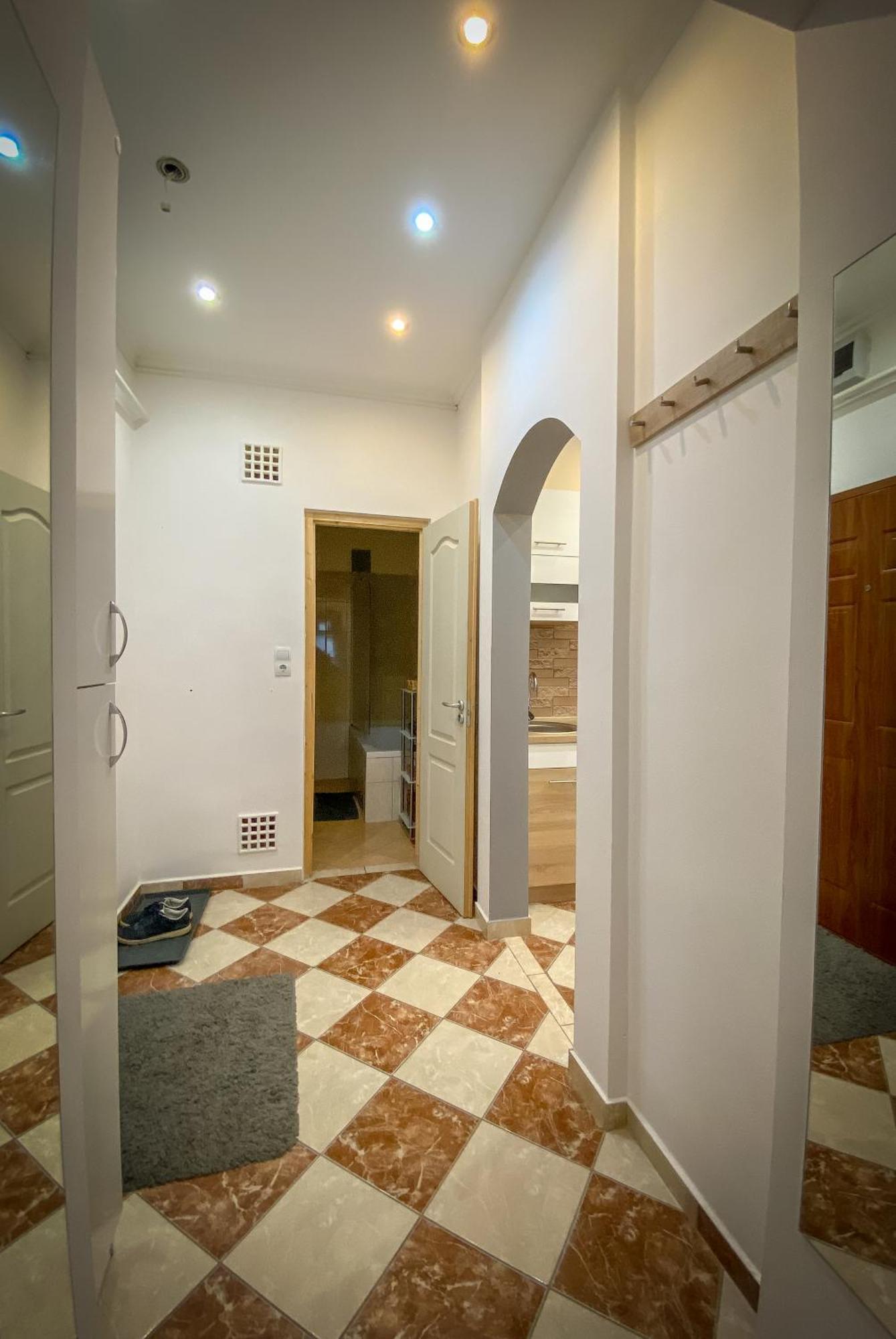 Lovely Central Apartment With Free Parking, Koezponthoz Koezeli 3 Szobas Lakas Gyor Bagian luar foto