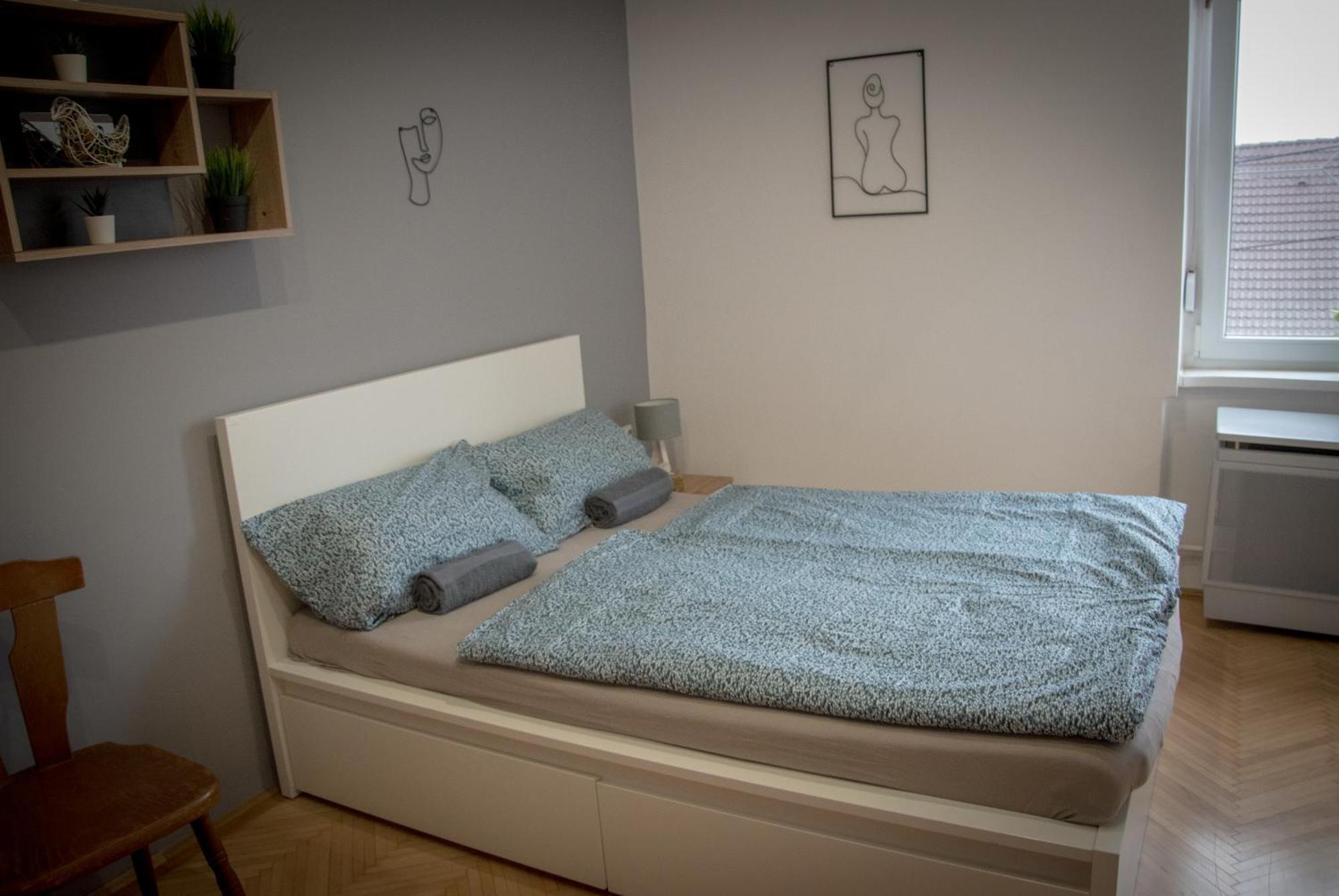 Lovely Central Apartment With Free Parking, Koezponthoz Koezeli 3 Szobas Lakas Gyor Bagian luar foto