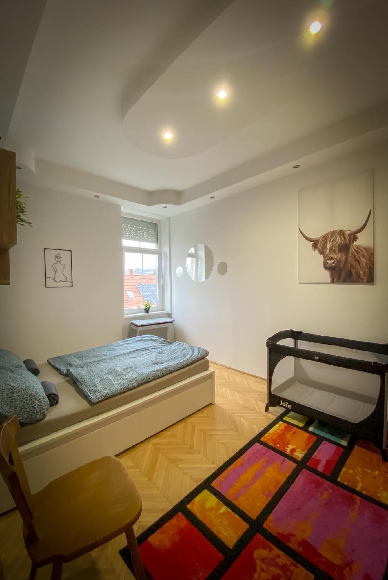 Lovely Central Apartment With Free Parking, Koezponthoz Koezeli 3 Szobas Lakas Gyor Bagian luar foto