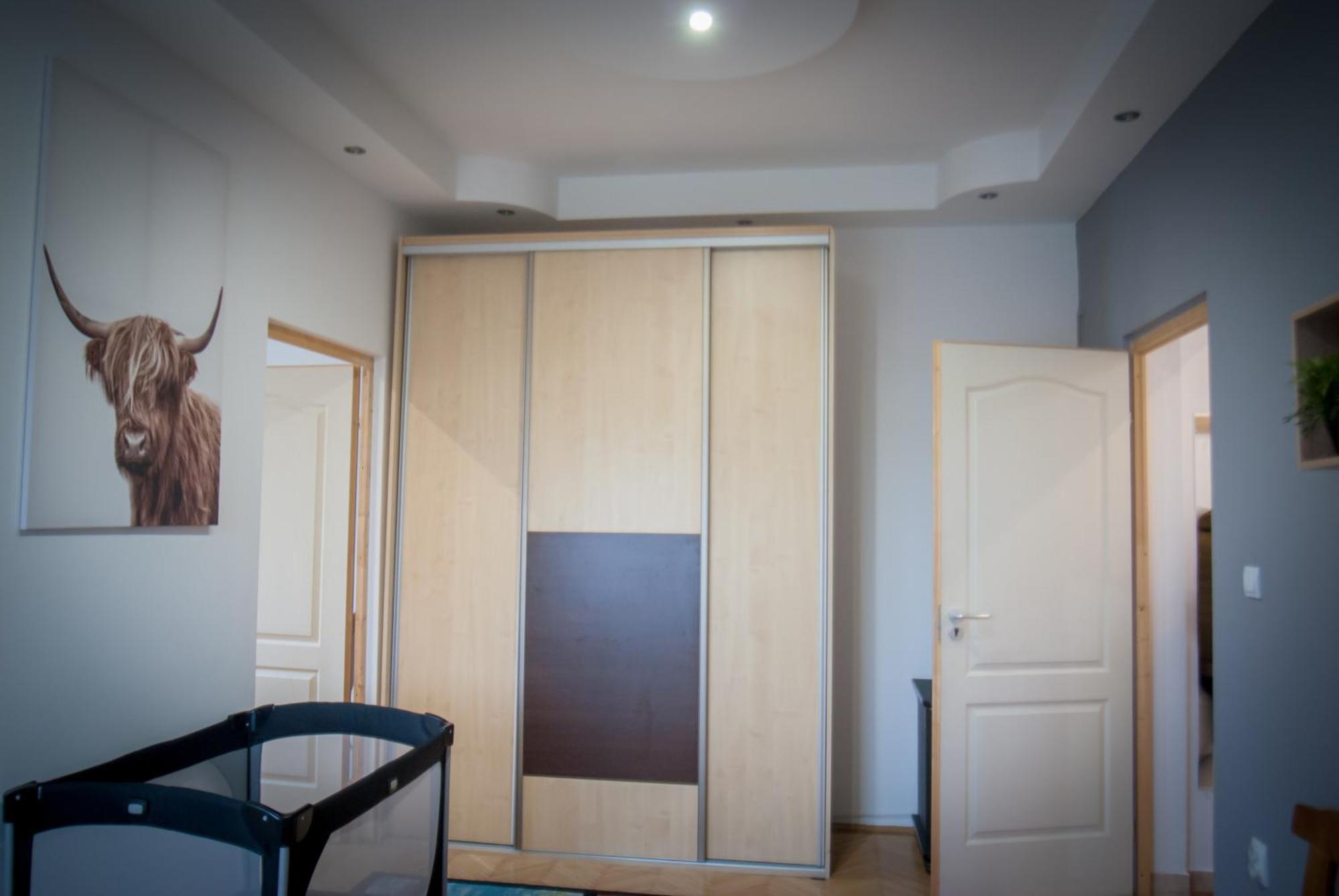 Lovely Central Apartment With Free Parking, Koezponthoz Koezeli 3 Szobas Lakas Gyor Bagian luar foto