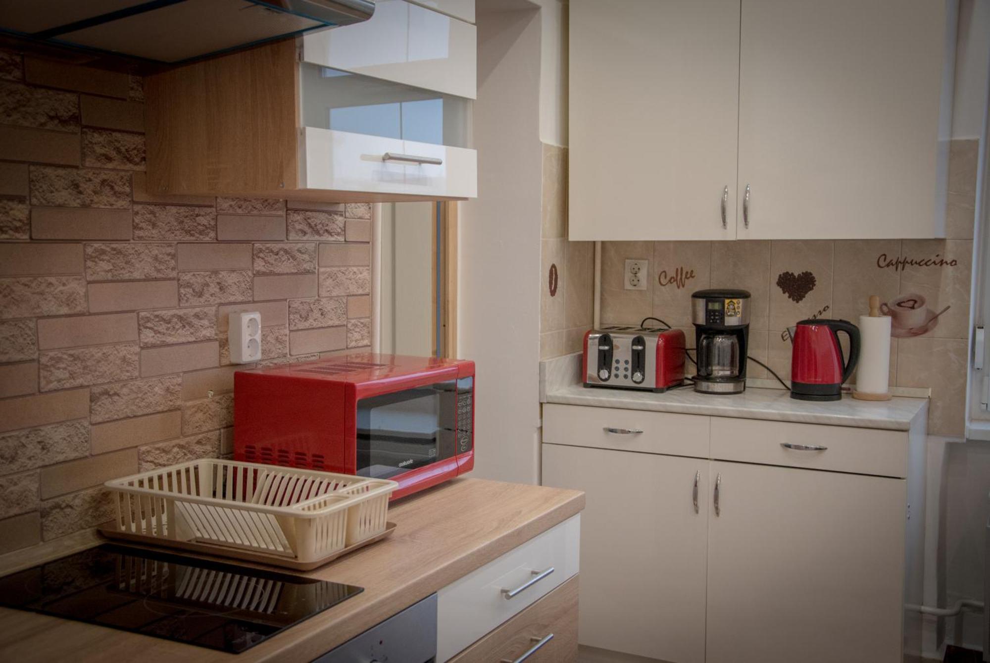 Lovely Central Apartment With Free Parking, Koezponthoz Koezeli 3 Szobas Lakas Gyor Bagian luar foto