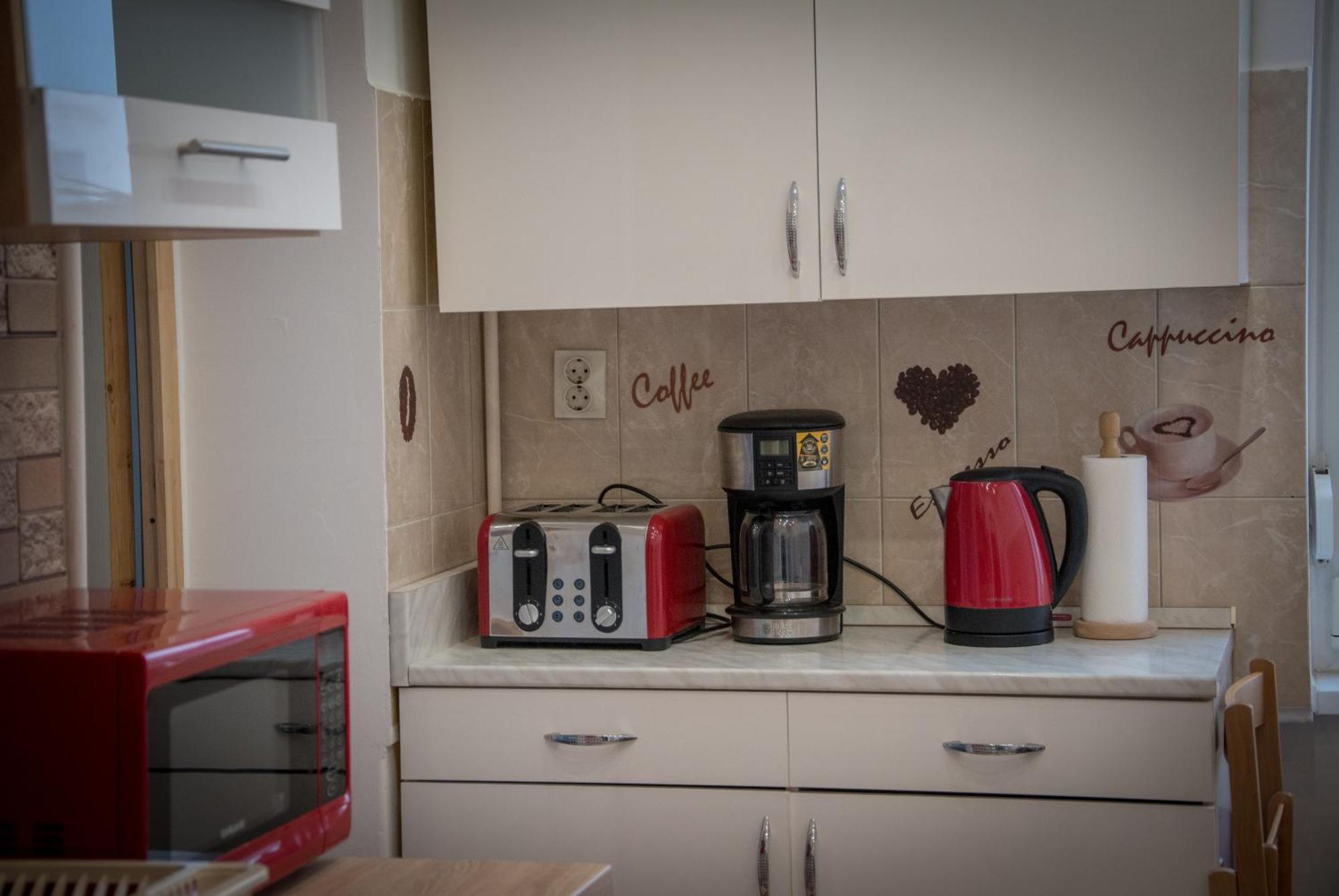 Lovely Central Apartment With Free Parking, Koezponthoz Koezeli 3 Szobas Lakas Gyor Bagian luar foto