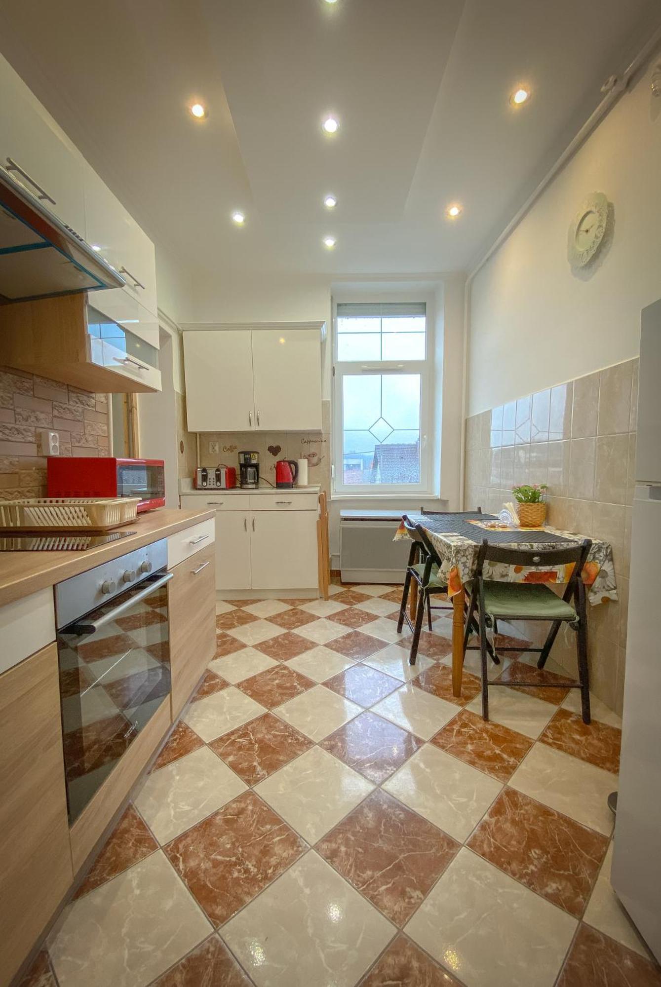 Lovely Central Apartment With Free Parking, Koezponthoz Koezeli 3 Szobas Lakas Gyor Bagian luar foto
