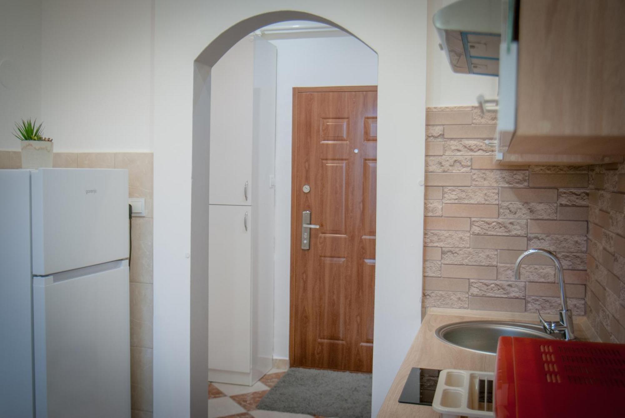 Lovely Central Apartment With Free Parking, Koezponthoz Koezeli 3 Szobas Lakas Gyor Bagian luar foto