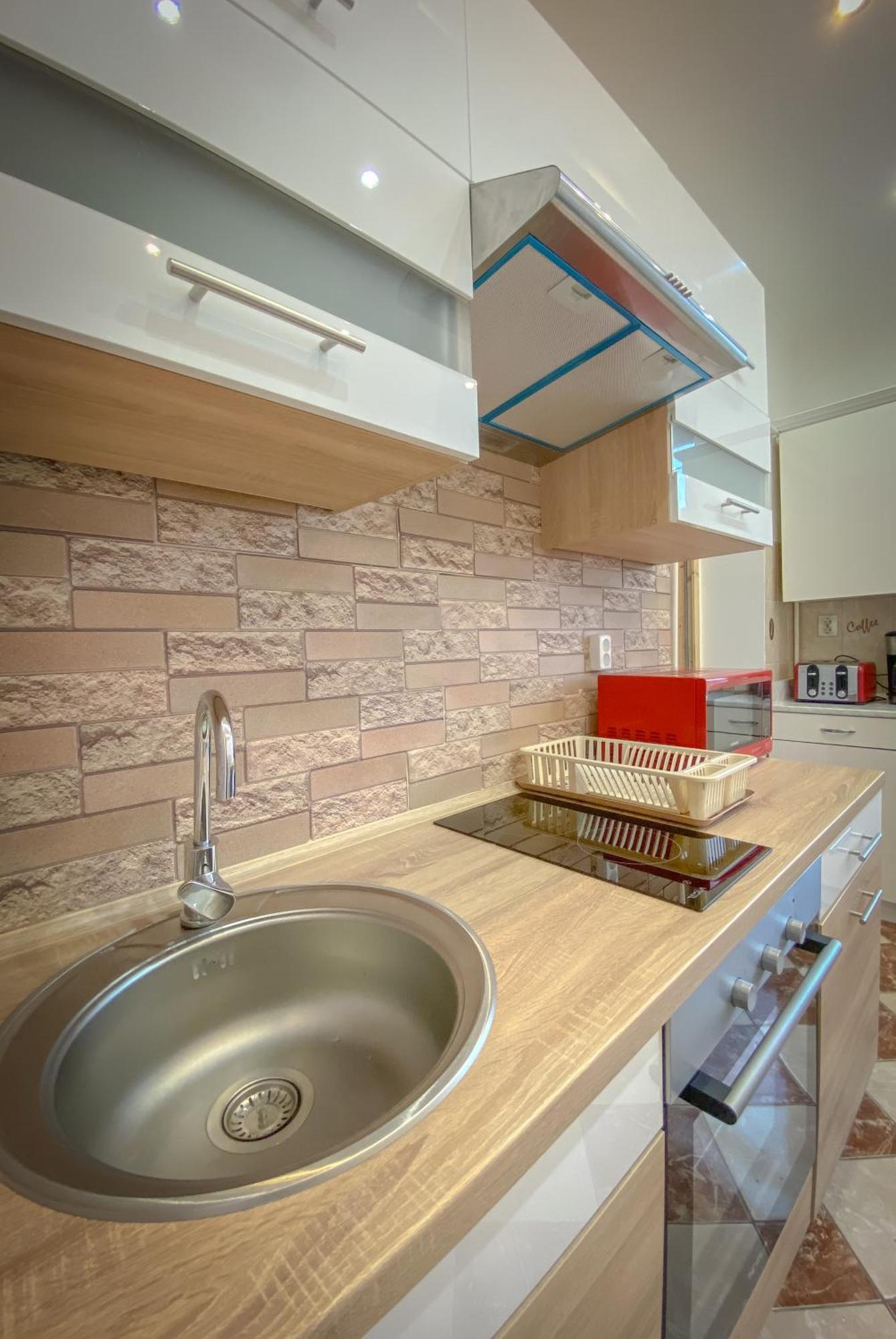 Lovely Central Apartment With Free Parking, Koezponthoz Koezeli 3 Szobas Lakas Gyor Bagian luar foto